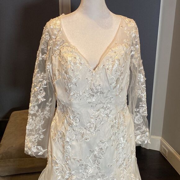 Women’s Long Sleeve Wedding Dress Lace Appliqué Zip Up Back with Train Size 12 - Picture 3 of 15